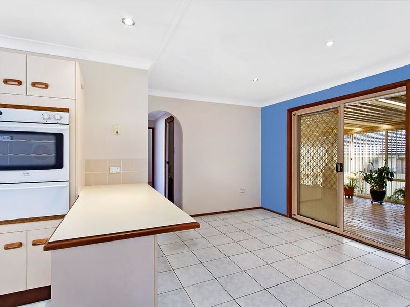 6 Peta Cl, Bateau Bay NSW 2261