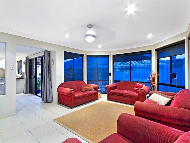 43 Bataan Cct, Bateau Bay NSW 2261