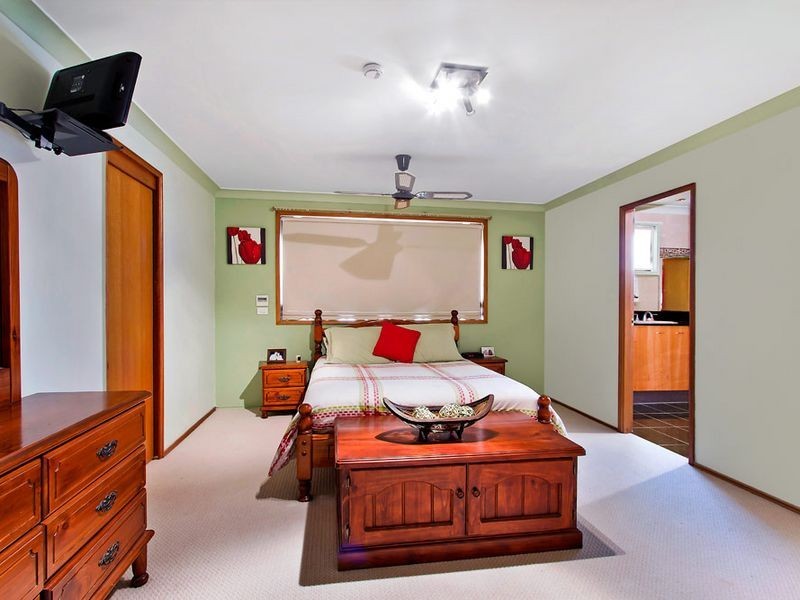 33 Curzon Avenue, Bateau Bay NSW 2261