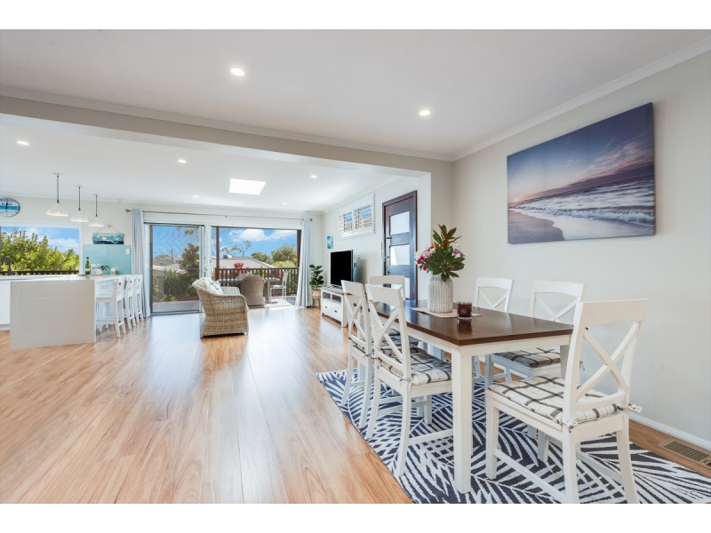 10 Wandella Avenue, Bateau Bay NSW 2261
