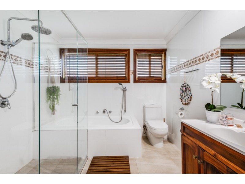 247 Cresthaven Avenue, Bateau Bay NSW 2261