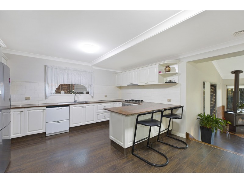 33 Curzon Avenue, Bateau Bay NSW 2261