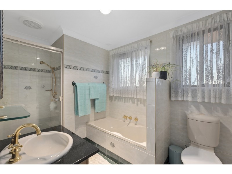 33 Curzon Avenue, Bateau Bay NSW 2261