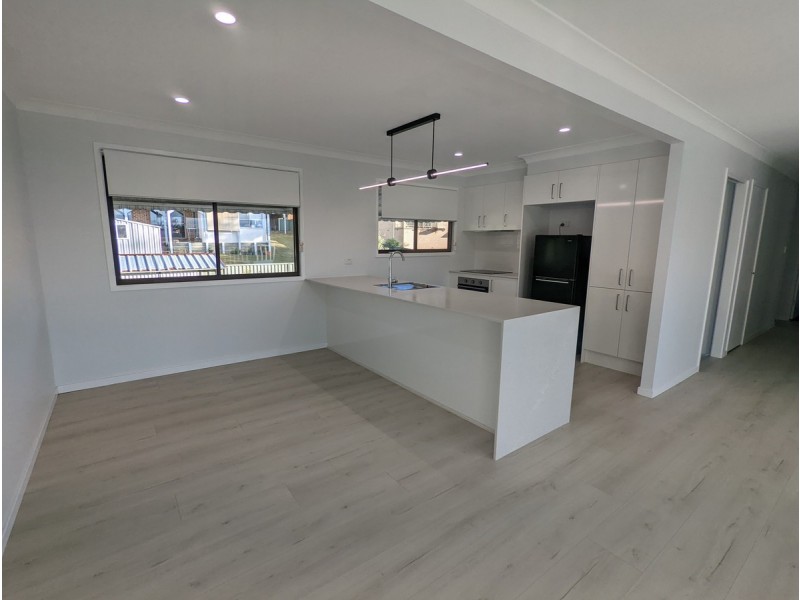 24 Rays Road, Bateau Bay NSW 2261
