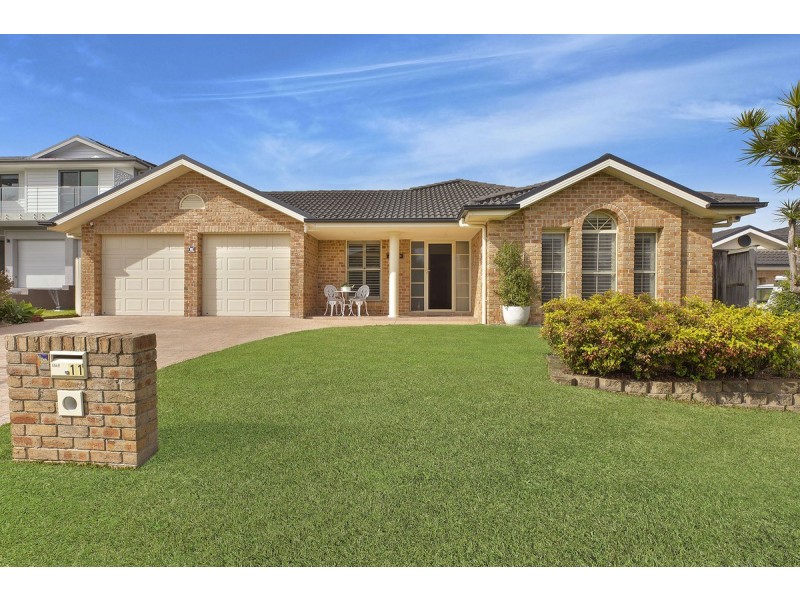 11 Bataan Circuit, Bateau Bay NSW 2261