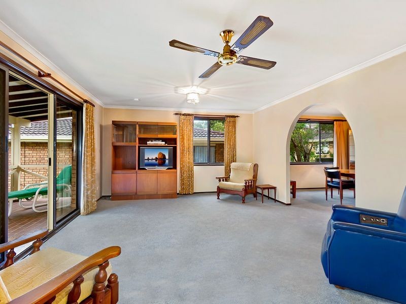 2 Kywong Close, Bateau Bay NSW 2261