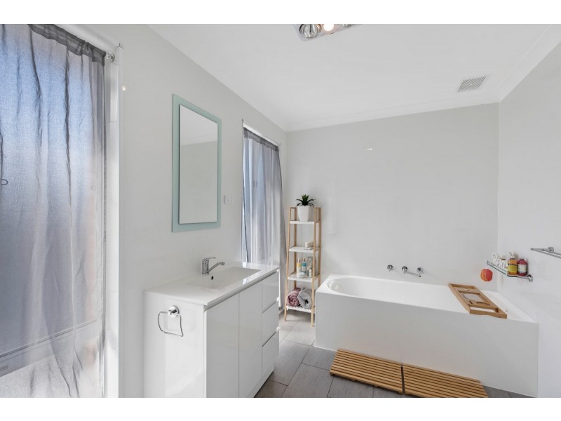 40 Valley View Road, Bateau Bay NSW 2261