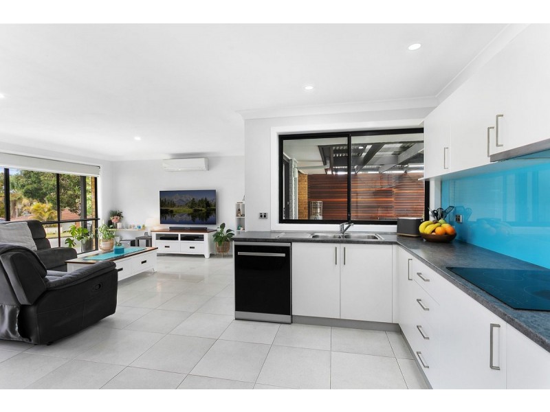 2 Belshaw Place, Bateau Bay NSW 2261