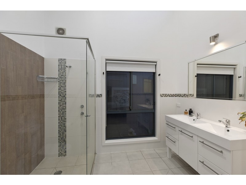 1 Lakin Street, Bateau Bay NSW 2261