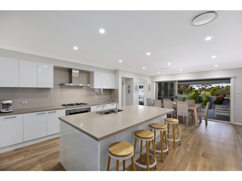 14 Ventura Avenue, Bateau Bay NSW 2261
