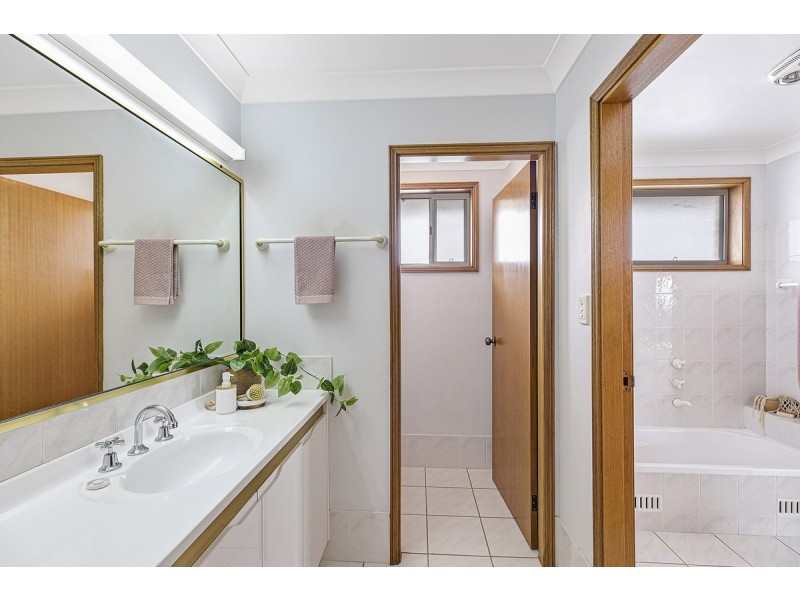 8 Peak Street, Bateau Bay NSW 2261