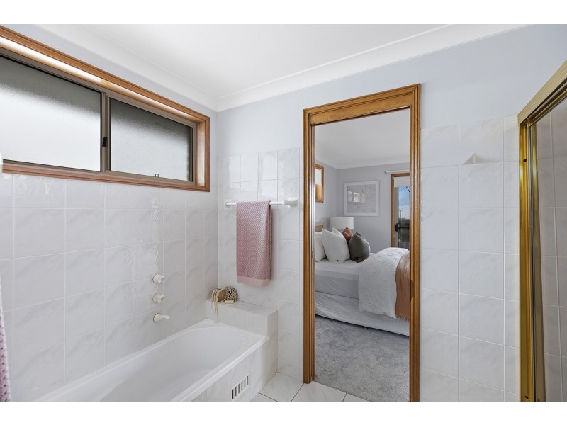 8 Peak Street, Bateau Bay NSW 2261