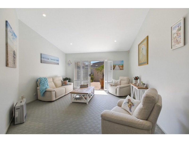 11 Maas Parade, Forresters Beach NSW 2260