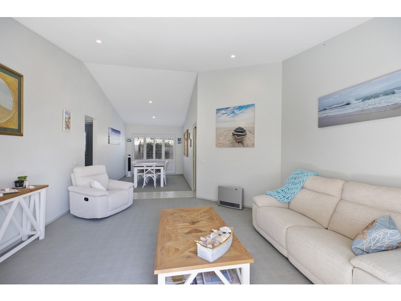 11 Maas Parade, Forresters Beach NSW 2260