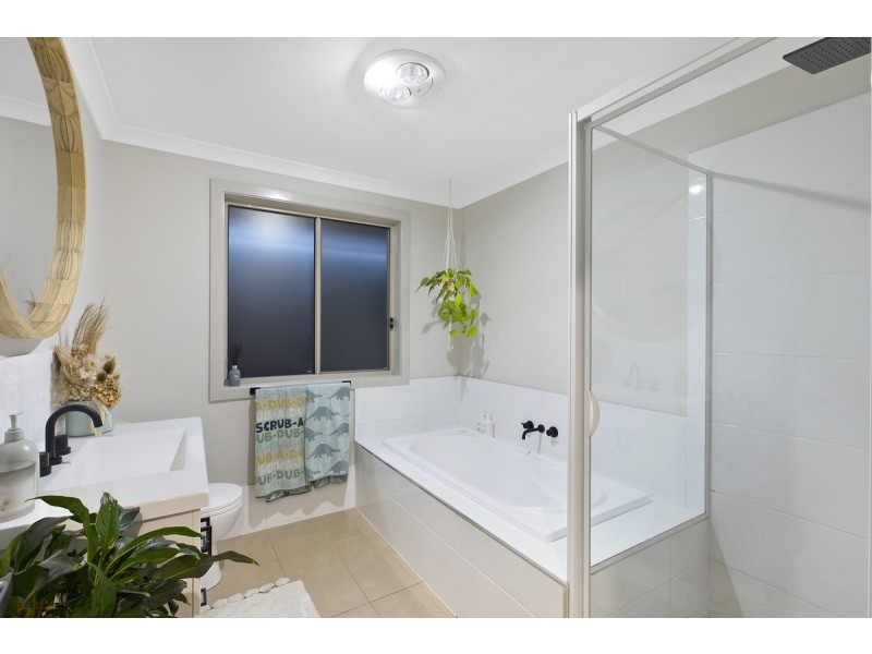 27 Oakmont Place, Woongarrah NSW 2259