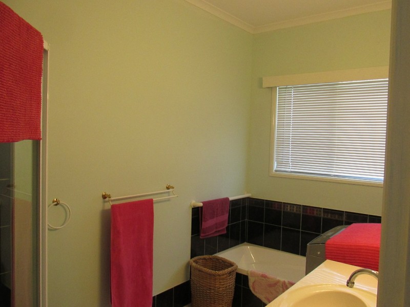 39 Tingara Street, Macleay Island QLD 4184