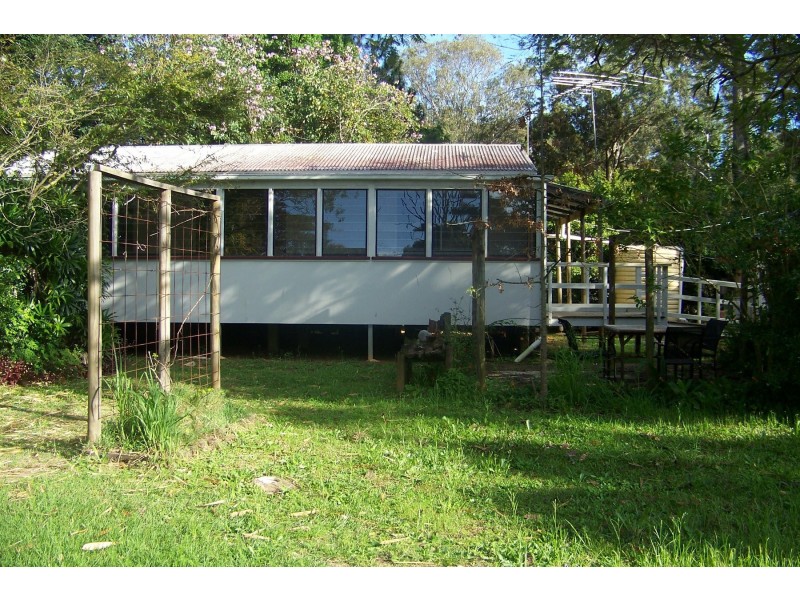 6-8 PINE AV, Lamb Island QLD 4184