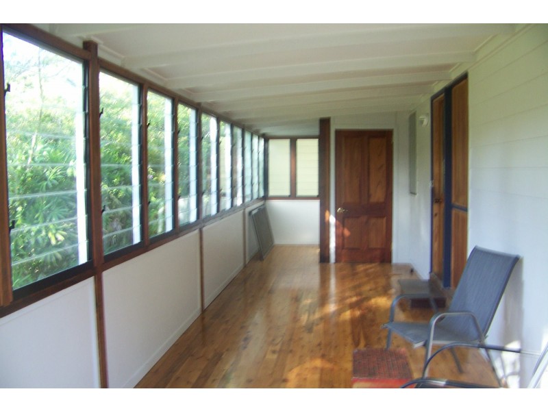 6-8 PINE AV, Lamb Island QLD 4184