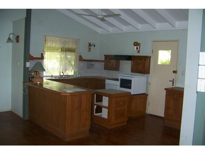 6-8 PINE AV, Lamb Island QLD 4184