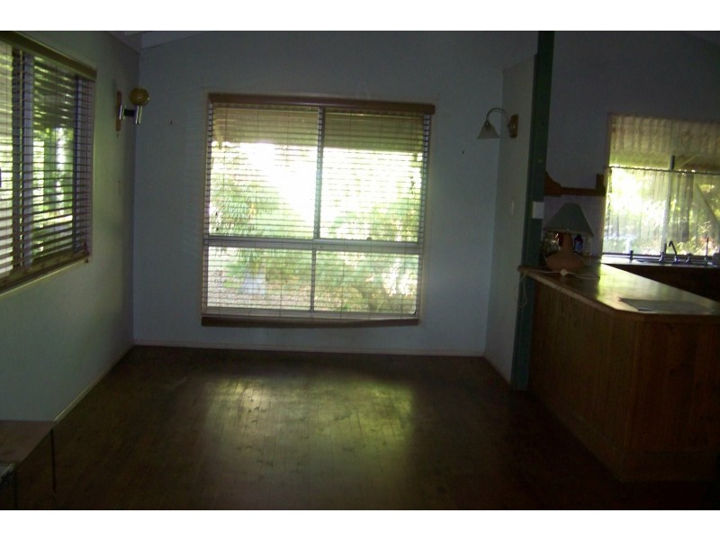 6-8 PINE AV, Lamb Island QLD 4184