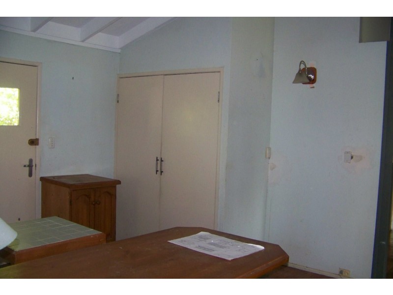 6-8 PINE AV, Lamb Island QLD 4184