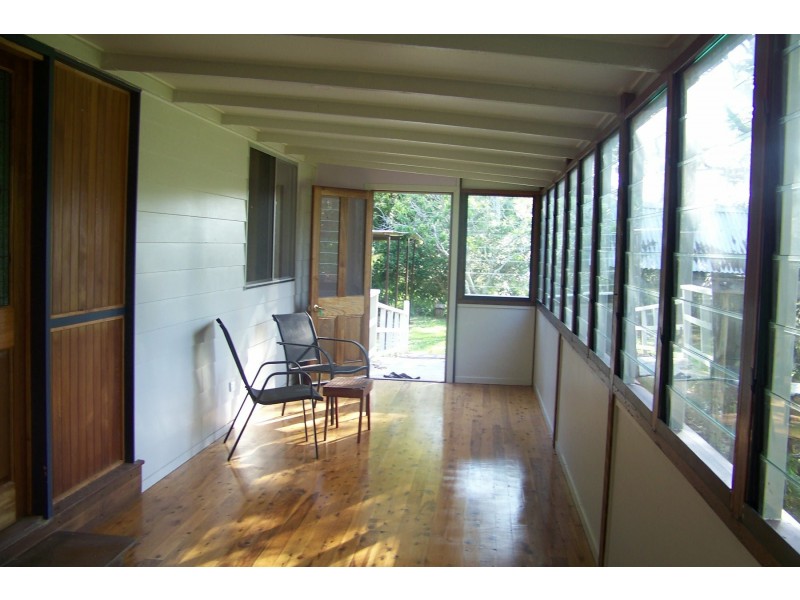 6-8 PINE AV, Lamb Island QLD 4184