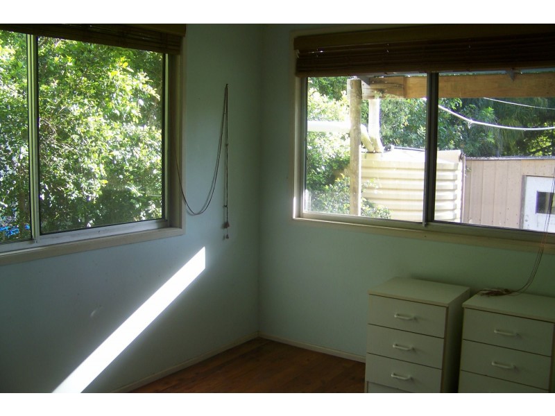 6-8 PINE AV, Lamb Island QLD 4184