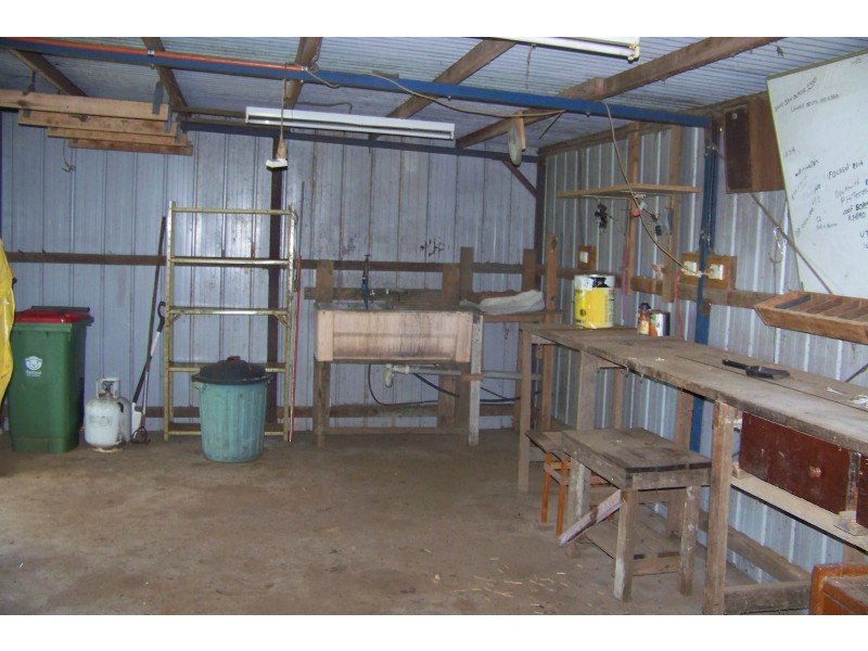 6-8 PINE AV, Lamb Island QLD 4184