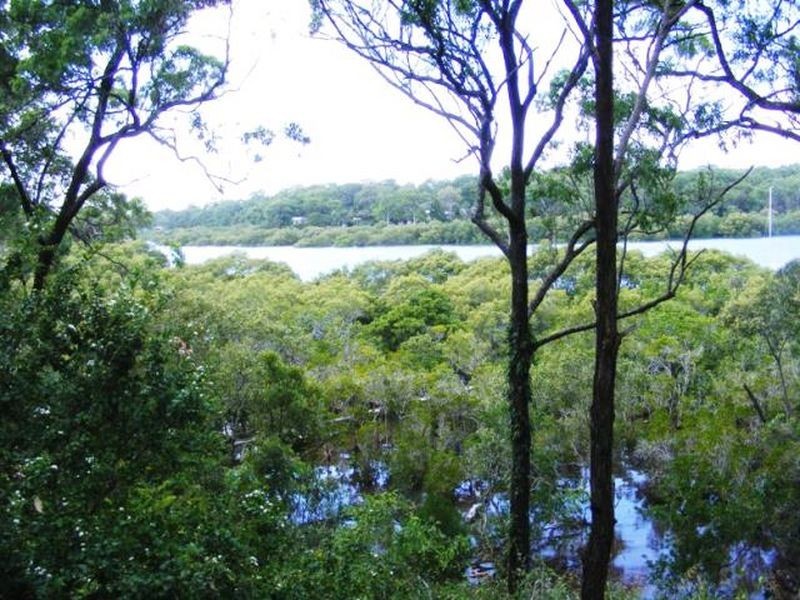 2 Waterside Drive, Macleay Island QLD 4184