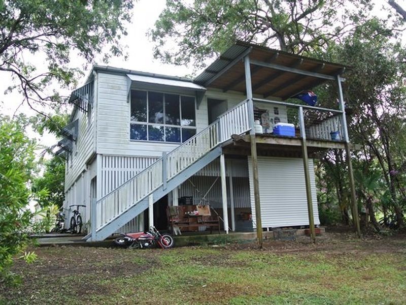 2 Waterside Drive, Macleay Island QLD 4184
