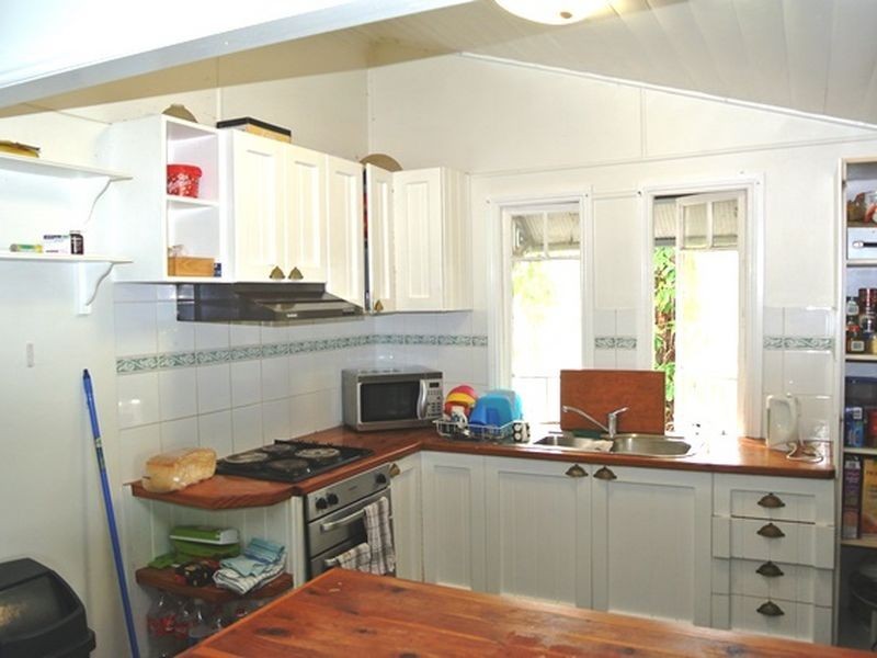 2 Waterside Drive, Macleay Island QLD 4184