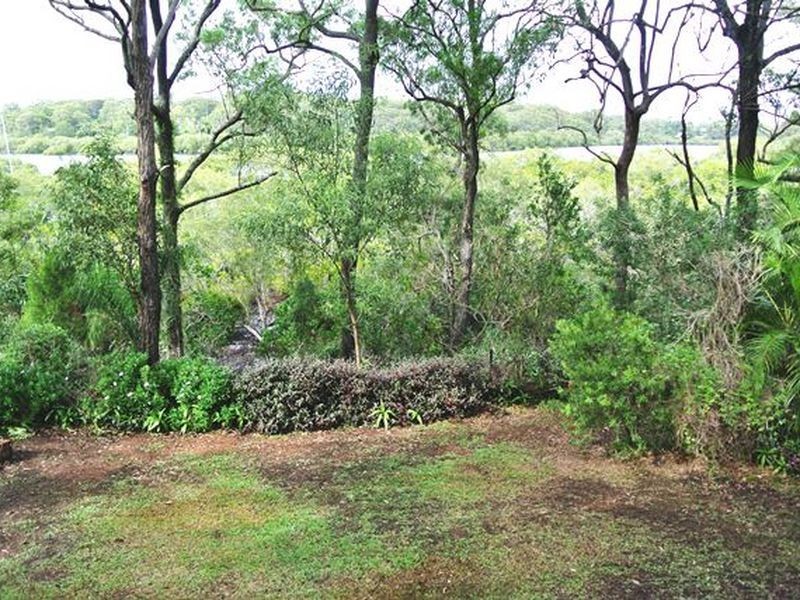 2 Waterside Drive, Macleay Island QLD 4184