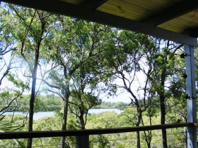 2 Waterside Drive, Macleay Island QLD 4184