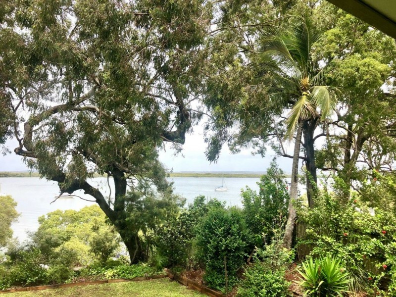 98 Western Road, Macleay Island QLD 4184