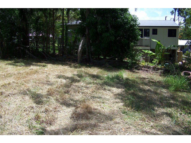 10 PINE AV, Lamb Island QLD 4184