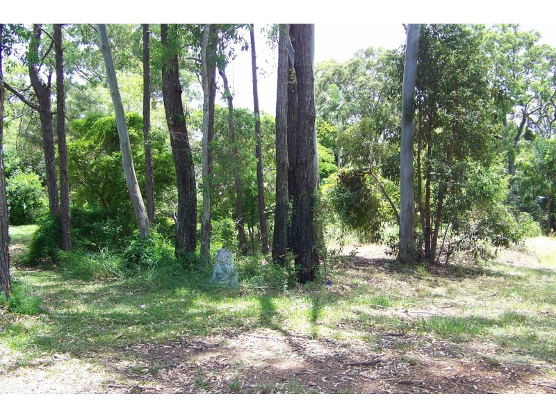 10 PINE AV, Lamb Island QLD 4184