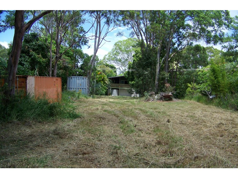 10 PINE AV, Lamb Island QLD 4184