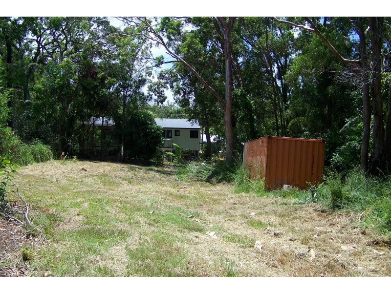 10 PINE AV, Lamb Island QLD 4184