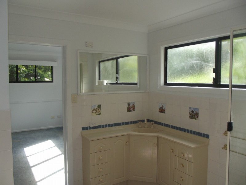 10 Curlew Street, Macleay Island QLD 4184