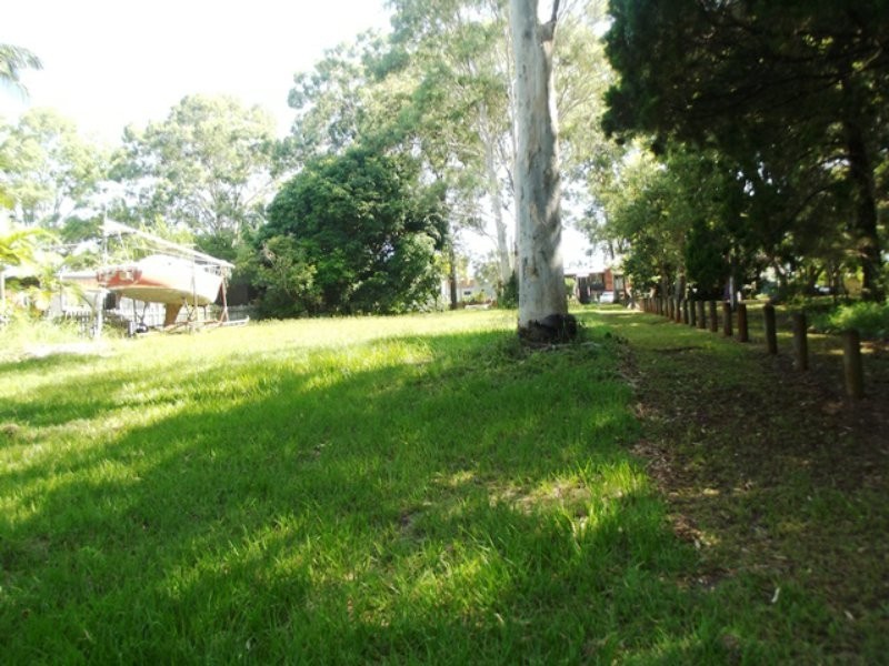 13 Columbia Street, Macleay Island QLD 4184