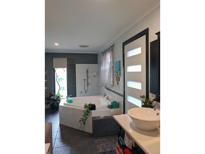 6 Blue Waters Crescent, Macleay Island QLD 4184