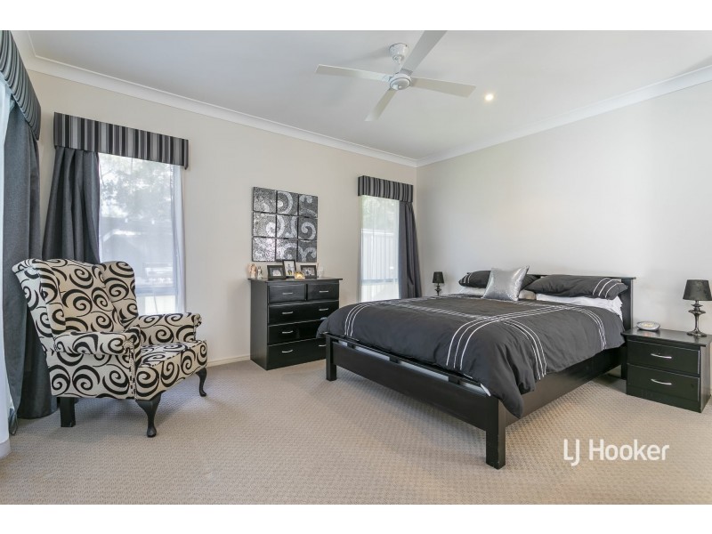 4 Mervyn Crescent, Redland Bay QLD 4165