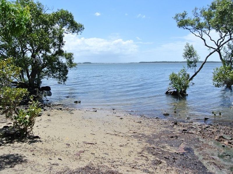 18 Coast Rd, Macleay Island QLD 4184