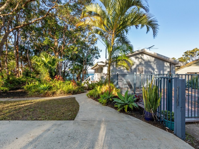 5 Golden Sands Boulevarde, Macleay Island QLD 4184