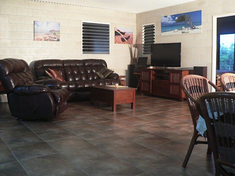 35 LEONIE CRES, Lamb Island QLD 4184