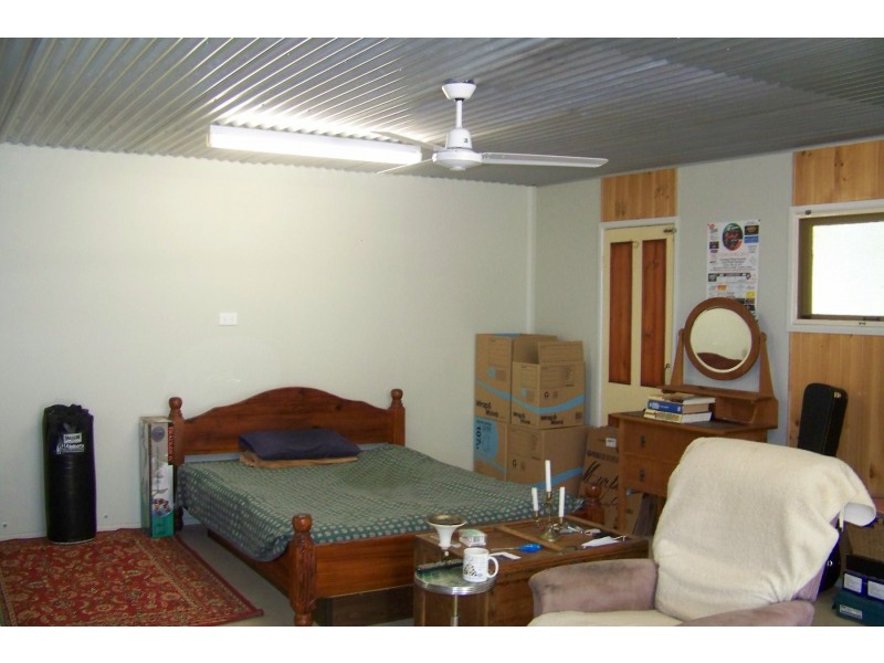 27 CREST HAVEN, Lamb Island QLD 4184