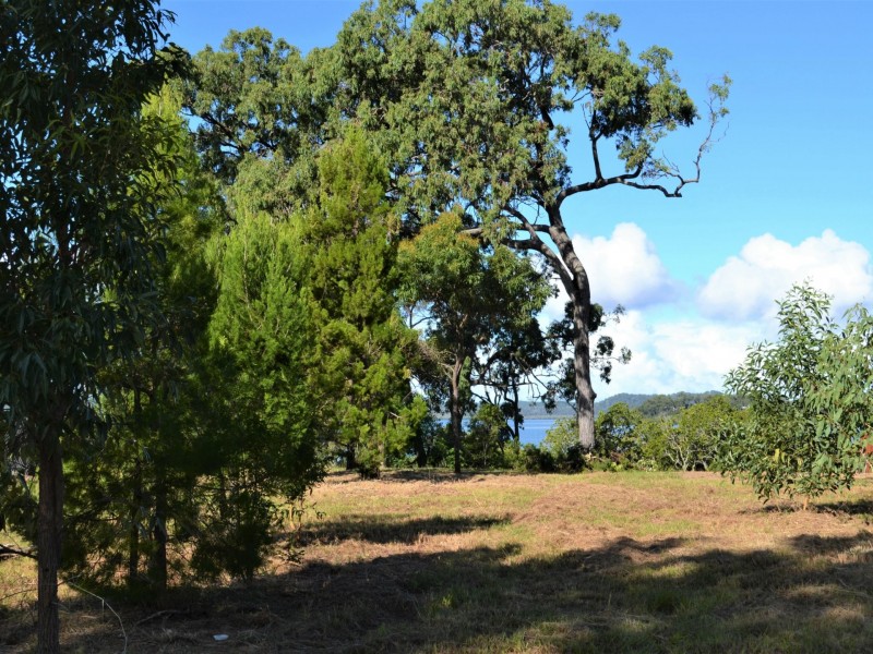 21 Blue Bay Crescent, Macleay Island QLD 4184