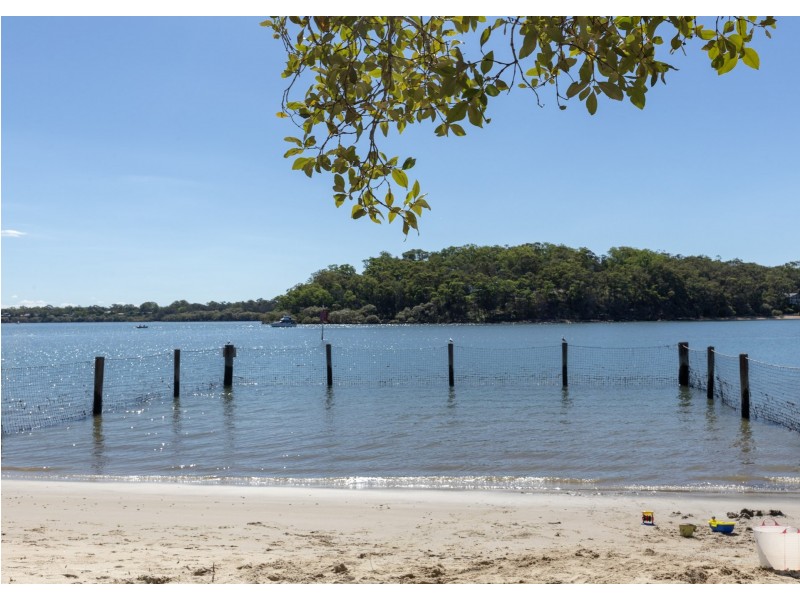 21 Blue Bay Crescent, Macleay Island QLD 4184