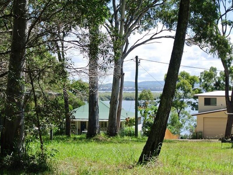 17 High Central Road, Macleay Island QLD 4184