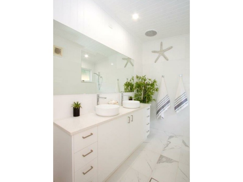 47 TINA AV, Lamb Island QLD 4184